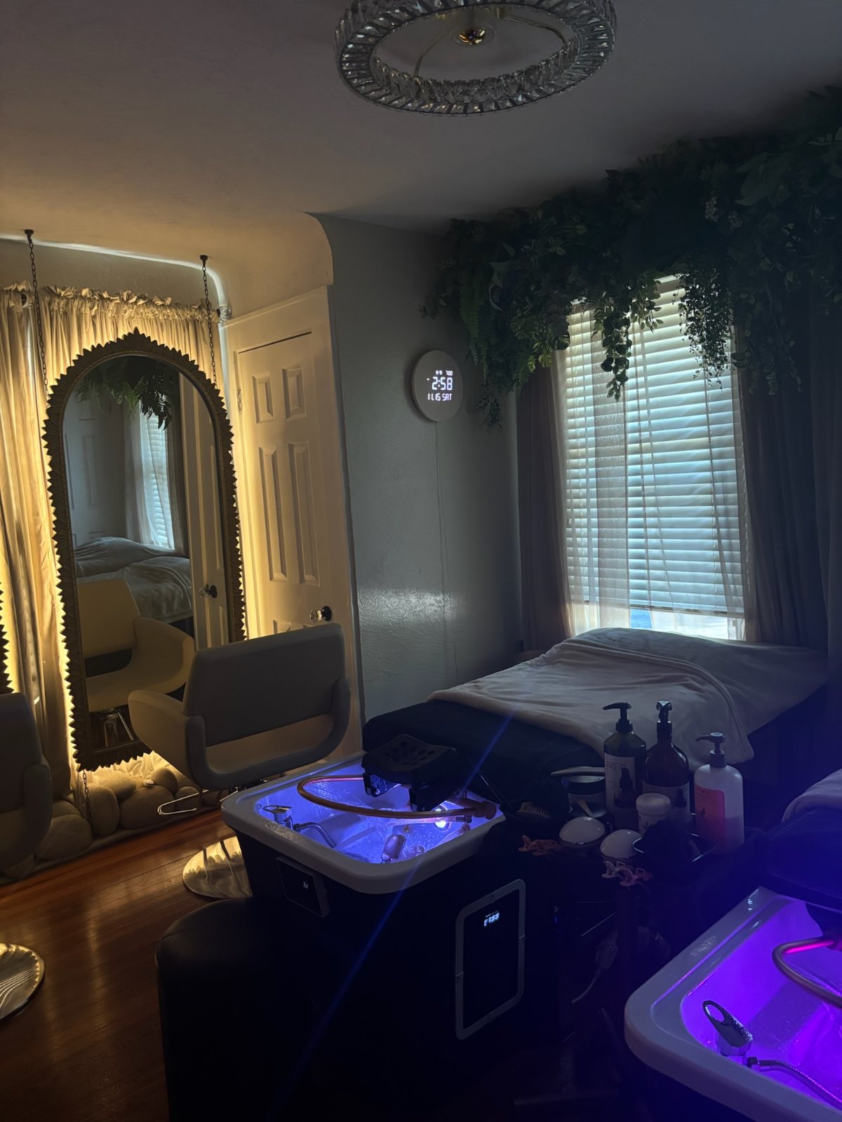 Duo suite, two people, side-by-side head spa — The Bronze Lily, St. Petersburg, FL